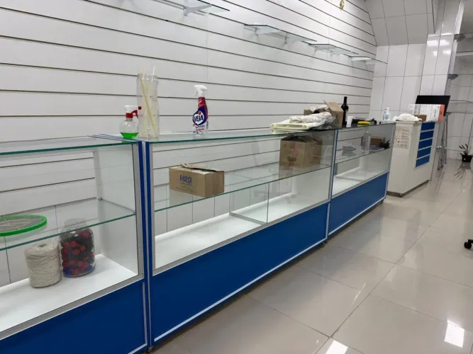 Kit Completo para Loja: Balcões, Prateleiras de Vidro, Armário Arquivo e Mesa