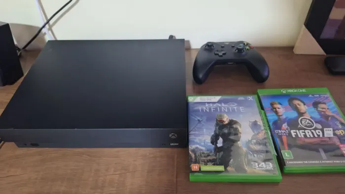 Xbox one x com 2 jogos