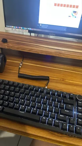 Cabo enrolado teclado Setup minimalista