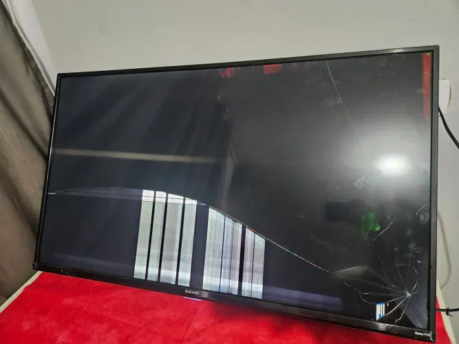 Smart TV Semp TCL 43" Roku TV - Tela Quebrada - Para Peças/Conserto