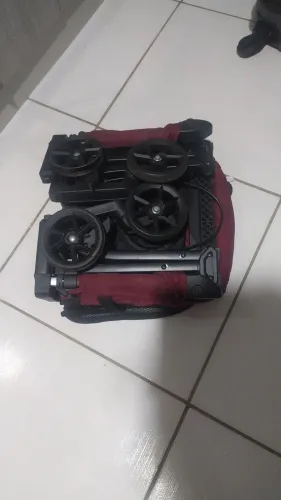 Carrinho de bebê vira mala