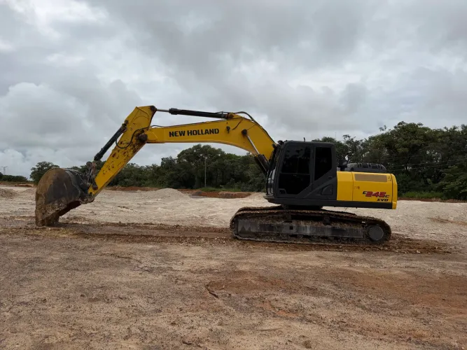NEW HOLLAND E245C - 9.000 HORAS - TODA OPERACIONAL 