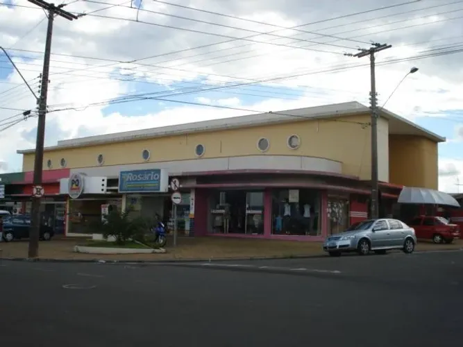 Sala comercial em piso superior com estacionamento.