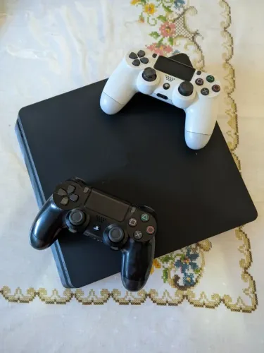 PS4 slim 1TB com 2 controles e 4 jogos