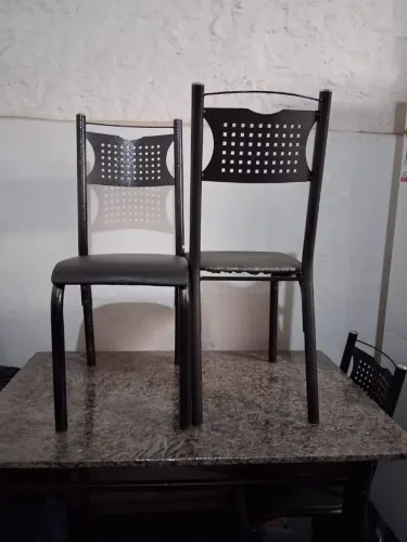 Mesa com tampo de mármore mais 4 cadeiras