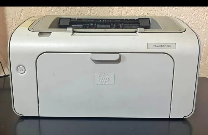 impressora monocromática (preto e branco) a laser da marca HP, modelo LaserJet P1005