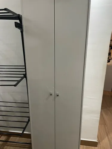 Cama modulada com colchão e guarda-roupa pequeno de prateleira