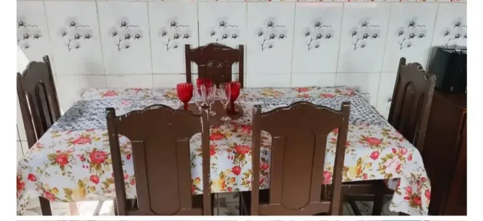 Mesa com 6 cadeiras de angelim