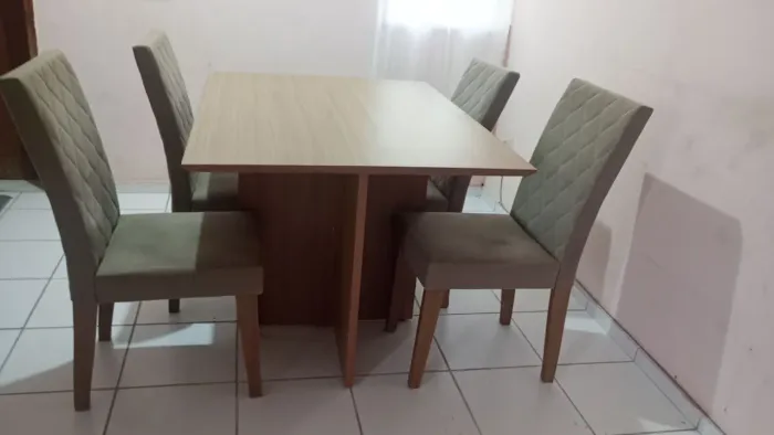 Conjunto de mesa com 4 cadeiras.