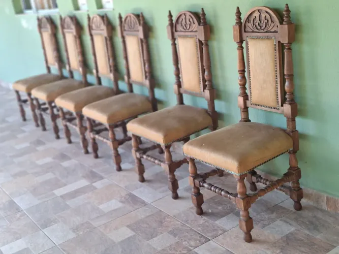 Essa e uma cadeira de estilo colonial em madeira maciça 150 por unidade negociável