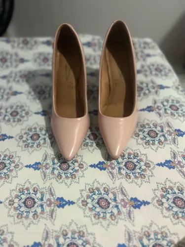 Vendo Scarpin clássico semi novo nr 35