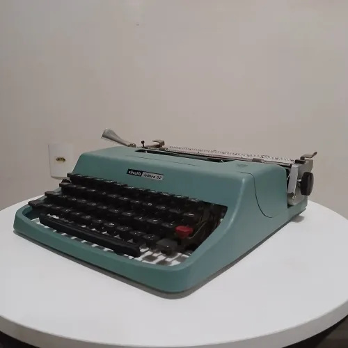 Máquina de escrever Olivetti alettera 32