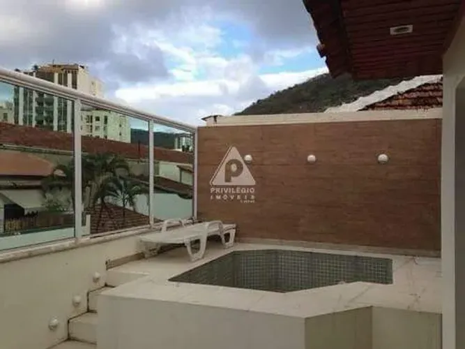 Casa tríplex de sala ampla, 4 quartos, 2 sutes, cozinha espaçosa, 2 vagas de garagem e sis