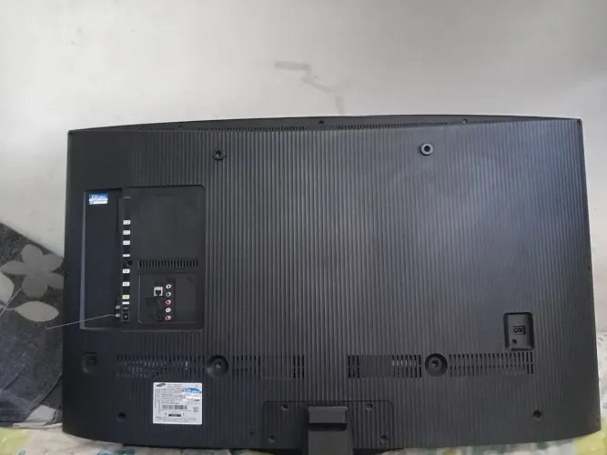2 tvs para retirada de peças uma sansung, e uma philco