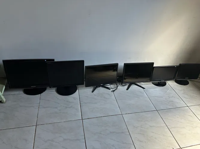 Monitor de 16 polegadas com cabos 220,00 19 com hdmi 399,00 