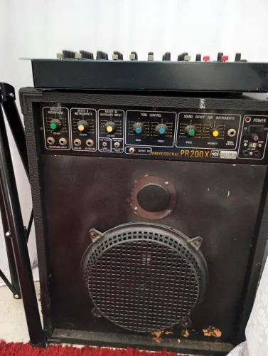 Vende mesa de som e caixa de som 700,00 os dois pra sair rápido  