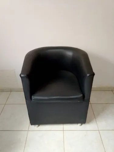 Poltrona preta de courino