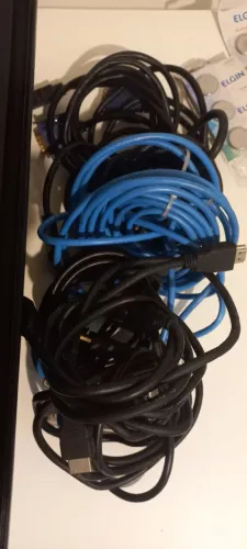 Conjunto de Cabos: HDMI, VGA, AC e Rede
