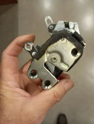 Fechadura porta dianteira H100 Hyundai lado esquerdo motorista 