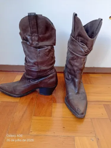 Bota couro marrom escuro