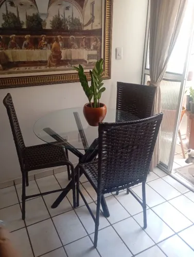 Vendo jogo de mesa redonda com 4 cadeiras d Vine