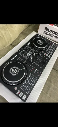 Mesa Controladora DJ Numark Mixtrack Pro FX