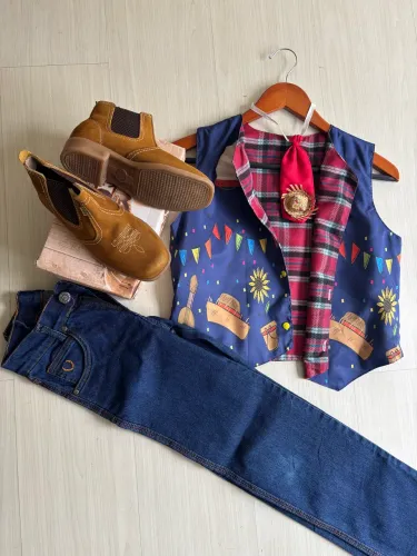 Colete, calça jeans, bota de couro infantil junina