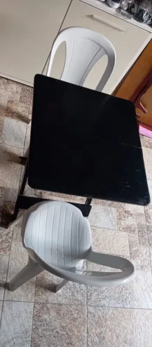 Mesa de madeira e 2 cadeiras