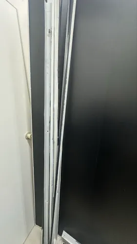 Divisória com porta e balcão em L 