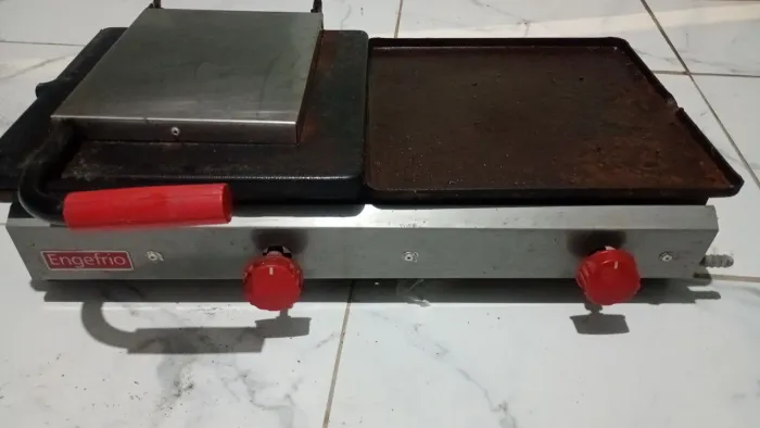 Chapa de hambúrguer e bomboniere
