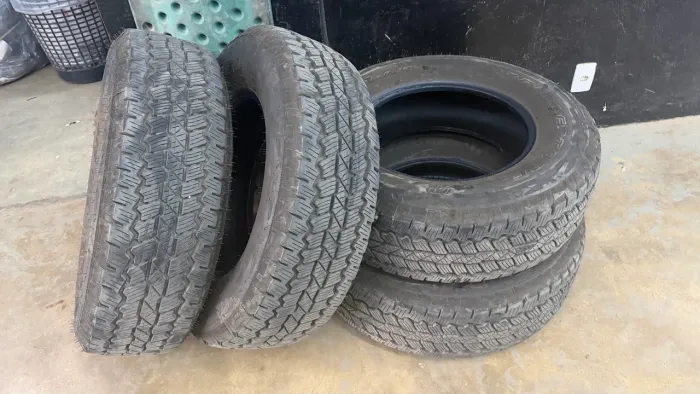 Pneu 255/70/17 Goodyear novos cada