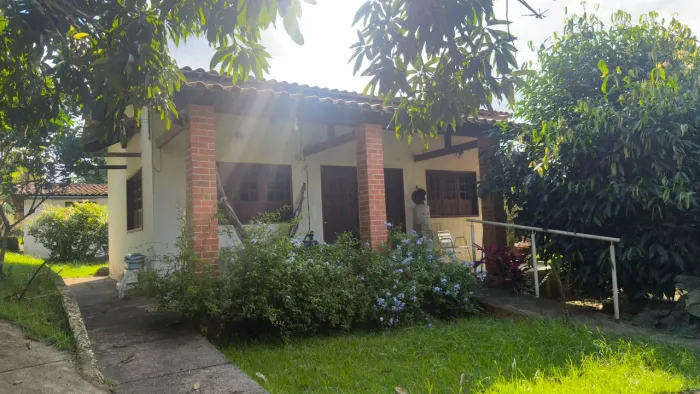 Sítio com vários imóveis piscina e barreiro com peixes