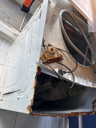 Máquina de lavar para retirar peças
