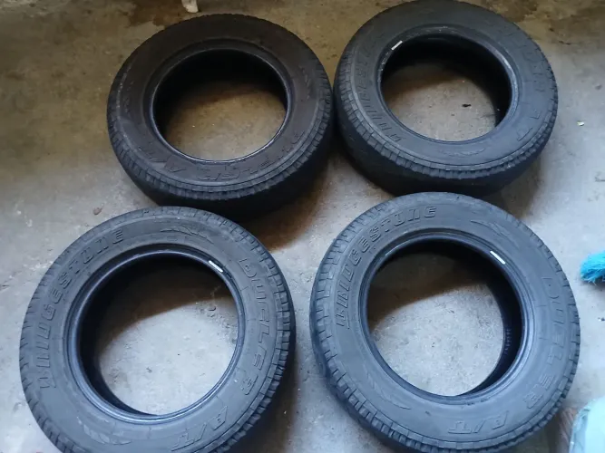 Vendo jogo com 4 pneus Bridgestone medida 205/70 R15.