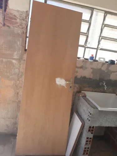 Doação de porta de madeira com fechedura