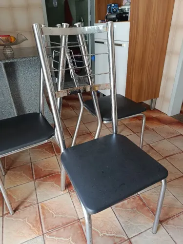 4 cadeiras de cozinha pra vender logo 250,00