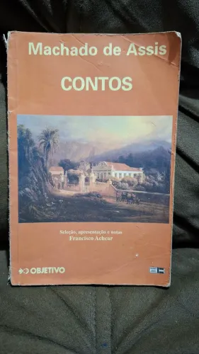 livro retratado é uma edição de "Contos" de Machado de Assis