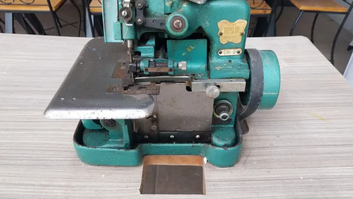 Maquina de costura Overlock 110v