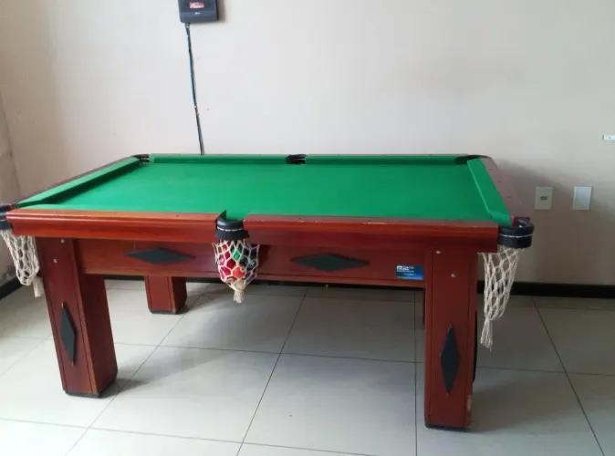 Vendo mesa de sinuca seminova, $2.300,00