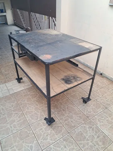 Bancada para oficina com rodízios