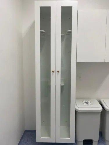 Vendo armário de duas portas de vidro