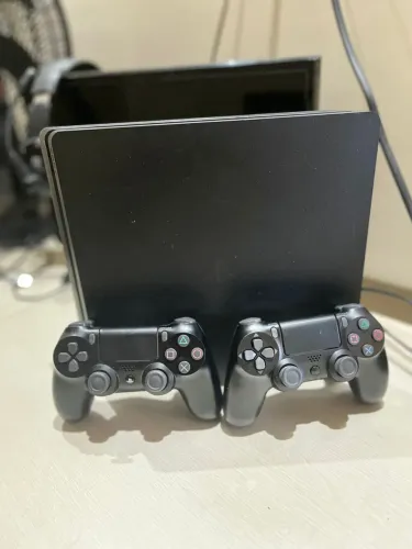 Ps4 slim com 2 controle 