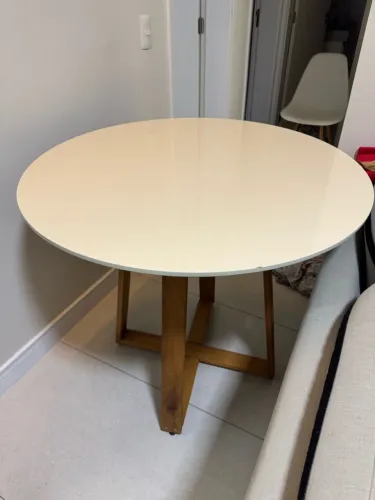 Mesa redonda em ótimo estado