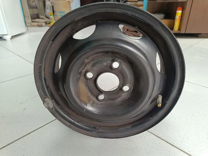 4 rodas aro 13 de ferro.