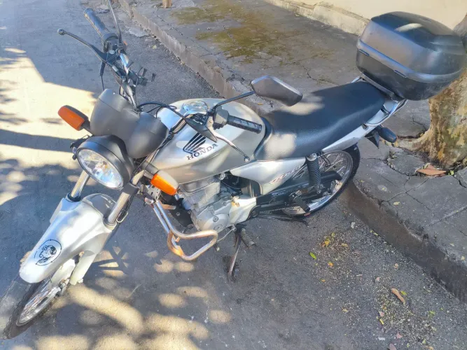 Vendo linda motocicleta conservada, pegar e andar