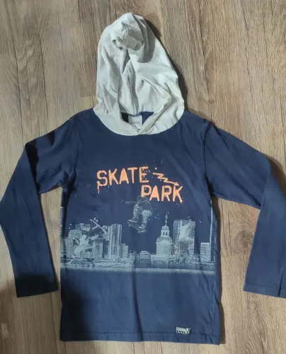 camiseta manga longa meia estação azul marinho com capuz e estampa na frente Tam 6 elian