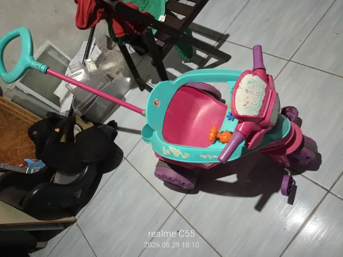 Triciclo para criança com guia