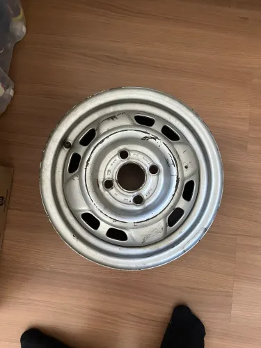 Vendo uma roda dl do chevette, nova ela era step do pintar  e ser feliz 