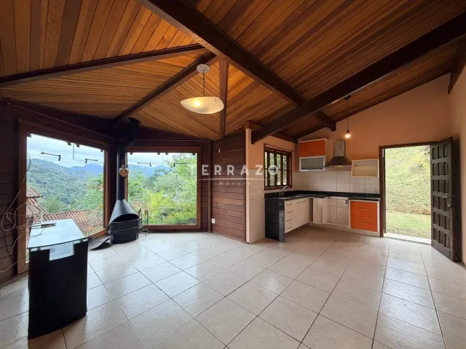 Casa em Condomínio com Natureza Exuberante em Vargem Grande