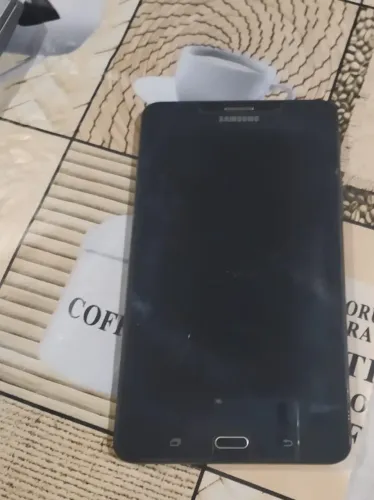 Tablet Samsung Galaxy Tab A 2016 SM-T285 com capa de brinde e possui entrada para chip